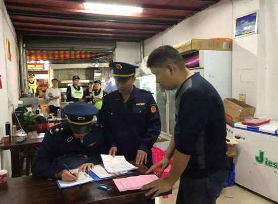 突击!南安市城市管理局联合多部门检查餐饮业油烟污染!2.webp.jpg