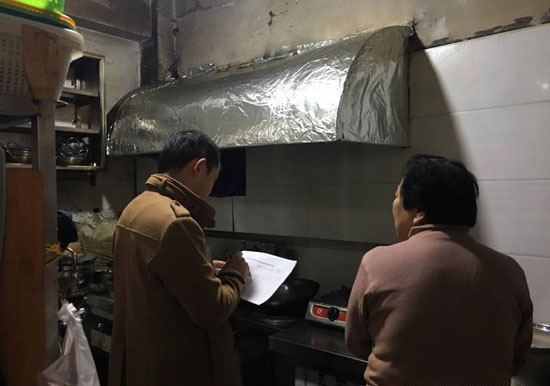龙狮桥社区组织开展油烟净化器排查工作.jpg